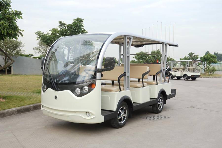 Xe điện chở khách 8 chỗ có thể dễ dàng di chuyển giữa các khu vực khác nhau trong sân golf