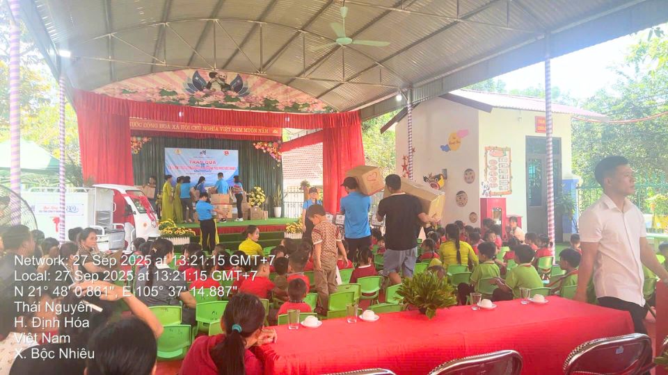 VISHIKO Lan Tỏa Yêu Thương: Xe Điện Thùng Kín BKT 155 Đồng Hành Cùng Các Em Nhỏ Vùng Cao