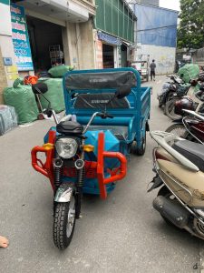 Xe điện 3 bánh với màu xanh