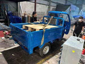 xe điện có mái che đằng trước